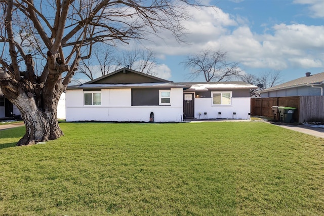 view of front facade featuring a front yard