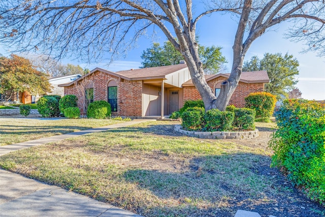 ranch-style house featuring a front lawn