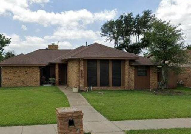 ranch-style home with a front yard