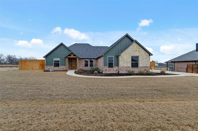 view of front of property with a front yard