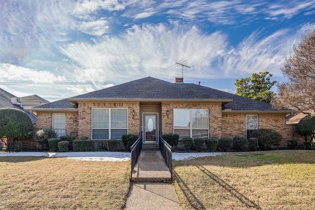 ranch-style house featuring a front yard