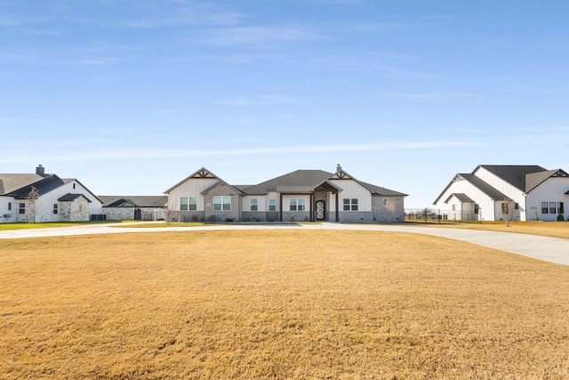 view of front of property featuring a front lawn