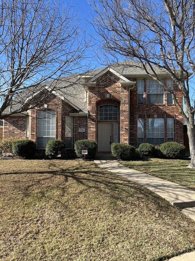 view of front of property featuring a front yard