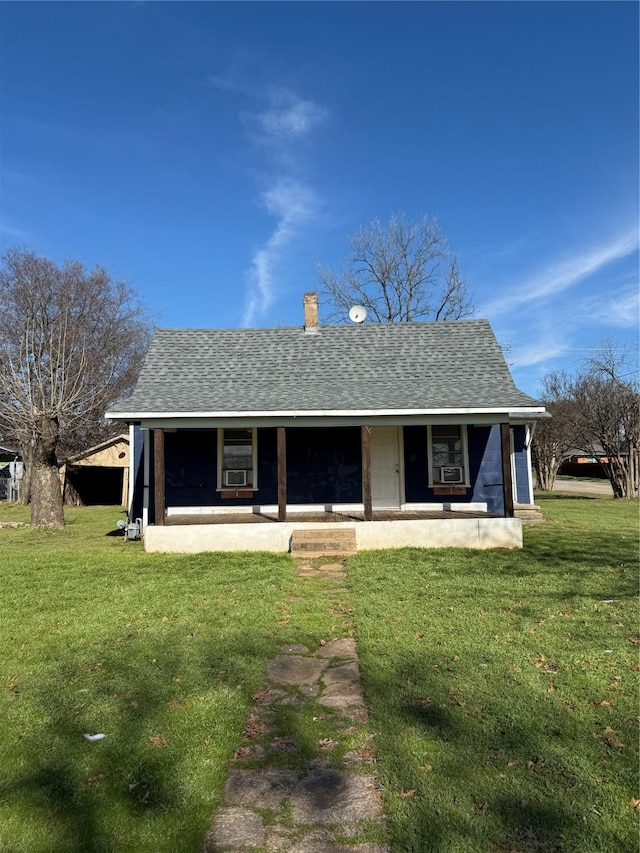 view of front facade featuring a front yard and covered porch