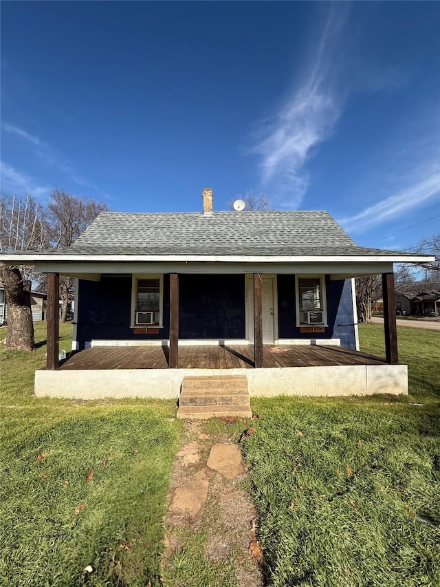 view of front of house with a front lawn