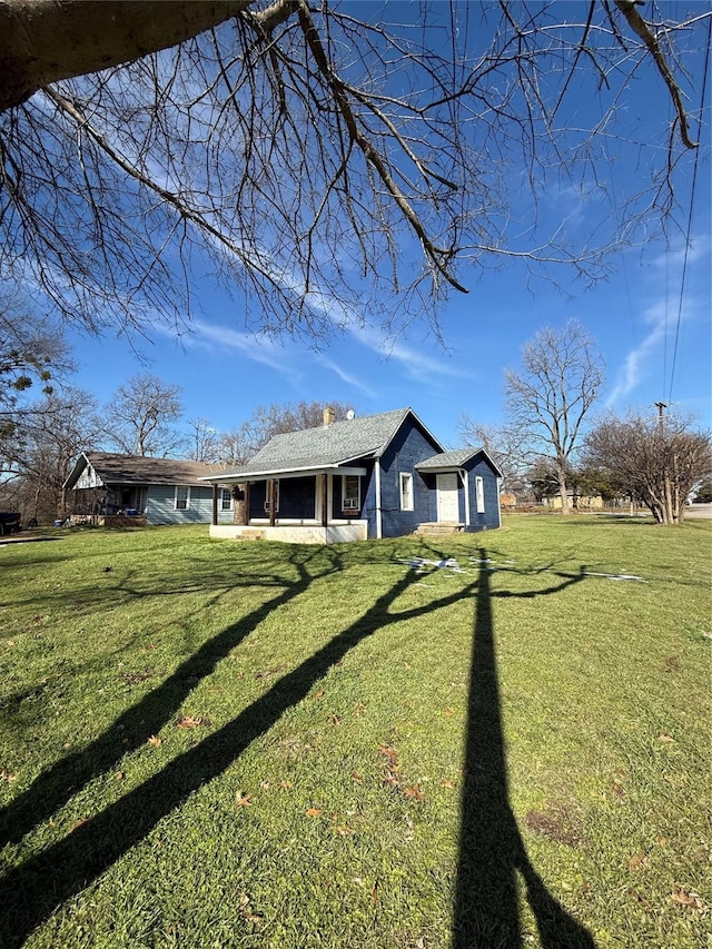 single story home with a front lawn