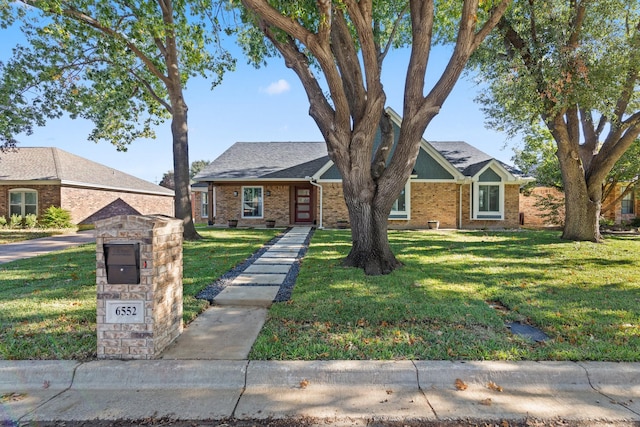 view of front of home featuring a front yard