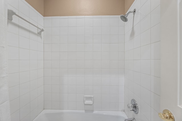 bathroom with tiled shower / bath combo