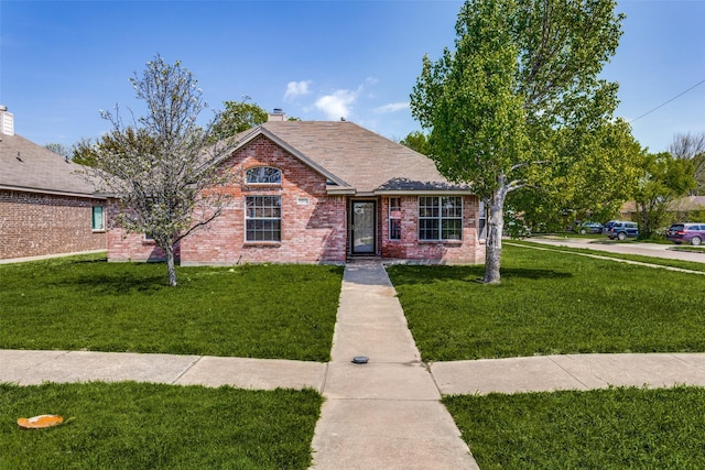 view of front of property featuring a front yard