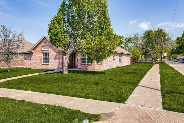 view of front of house featuring a front lawn