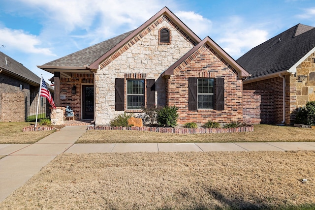 view of front of home featuring a front lawn