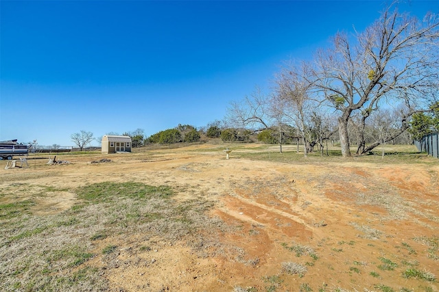 view of yard featuring a rural view