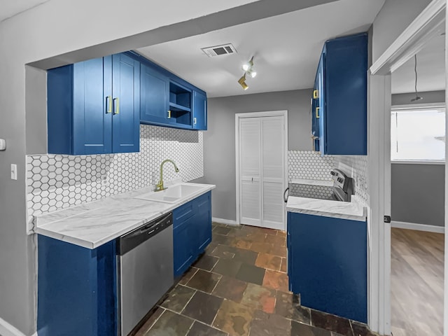 kitchen with stainless steel appliances, blue cabinetry, sink, and backsplash