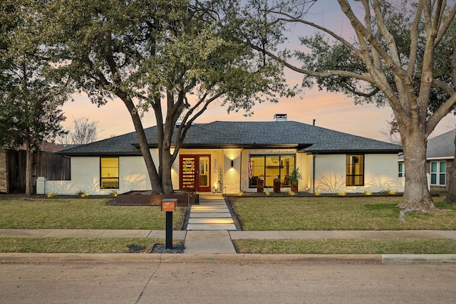 view of front of property featuring a lawn