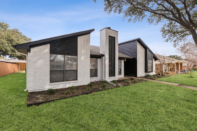 view of front of property featuring a front lawn