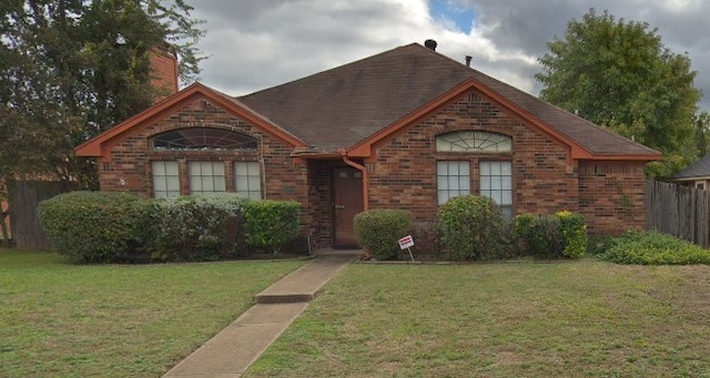 view of front of house featuring a front yard