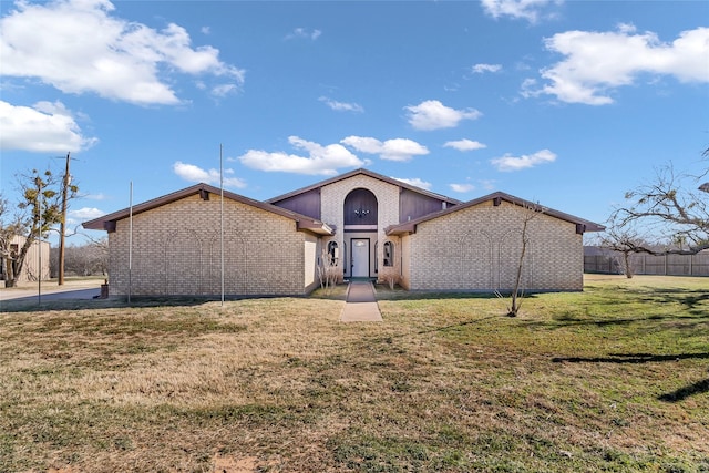 view of front of house featuring a front lawn