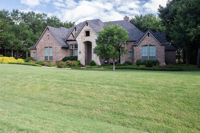 view of front of property featuring a front lawn