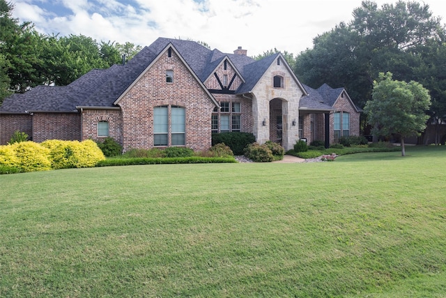 view of front facade featuring a front lawn