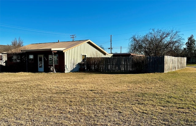 exterior space featuring a yard