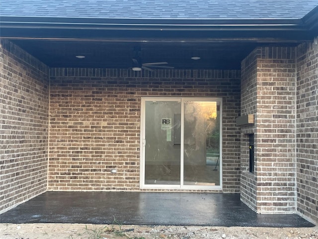 entrance to property featuring ceiling fan