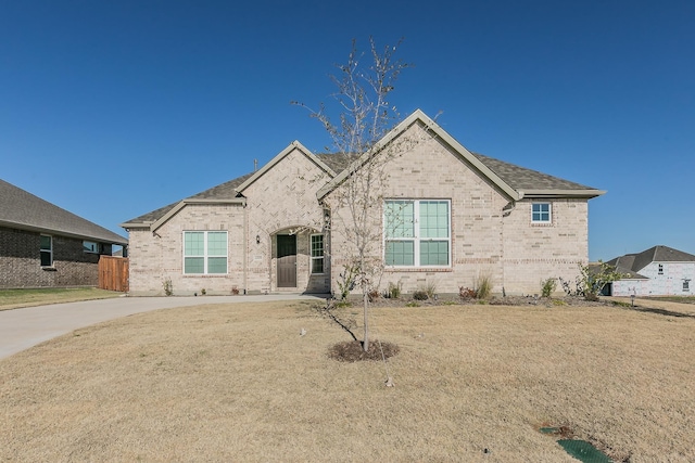 view of front of house featuring a front lawn