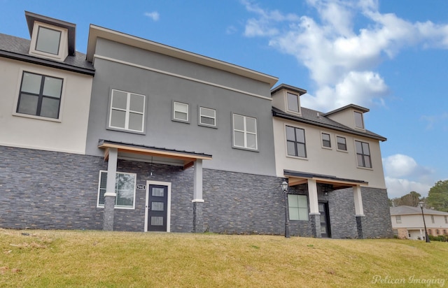 view of front facade featuring a front yard