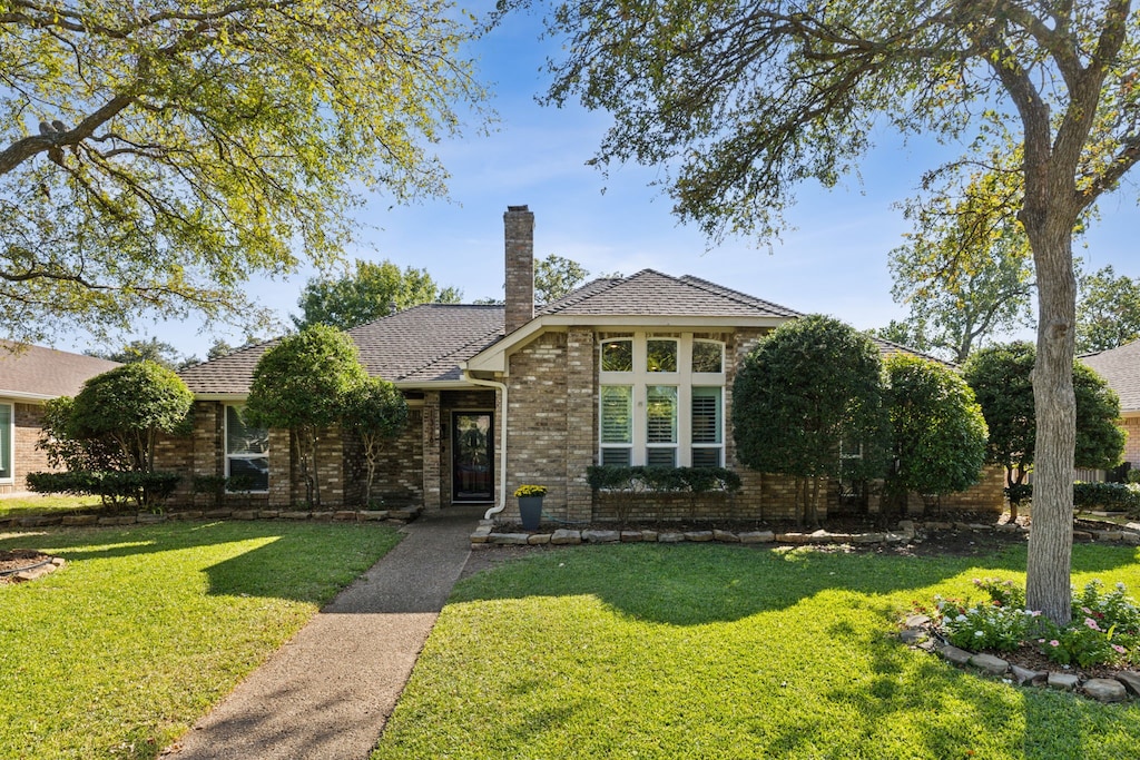 view of front of property featuring a front yard