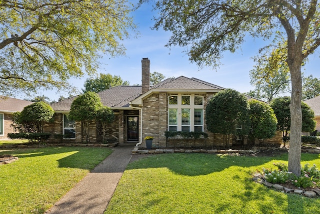 view of front of property featuring a front yard