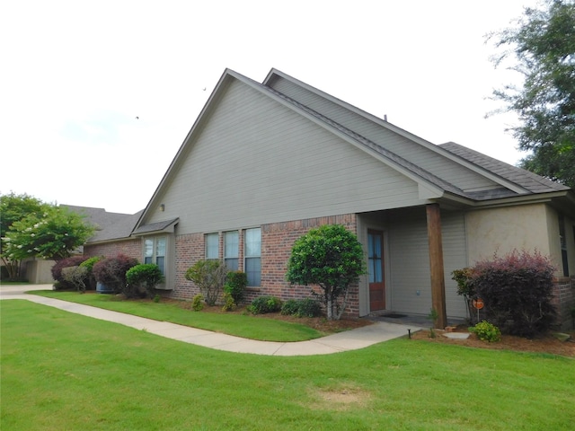 view of front of home featuring a front yard