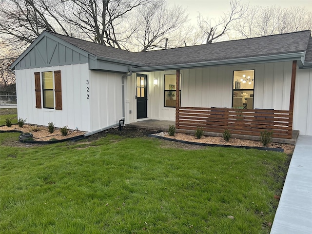 view of front facade with covered porch and a front lawn