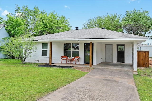 view of front of house featuring a front yard and a carport