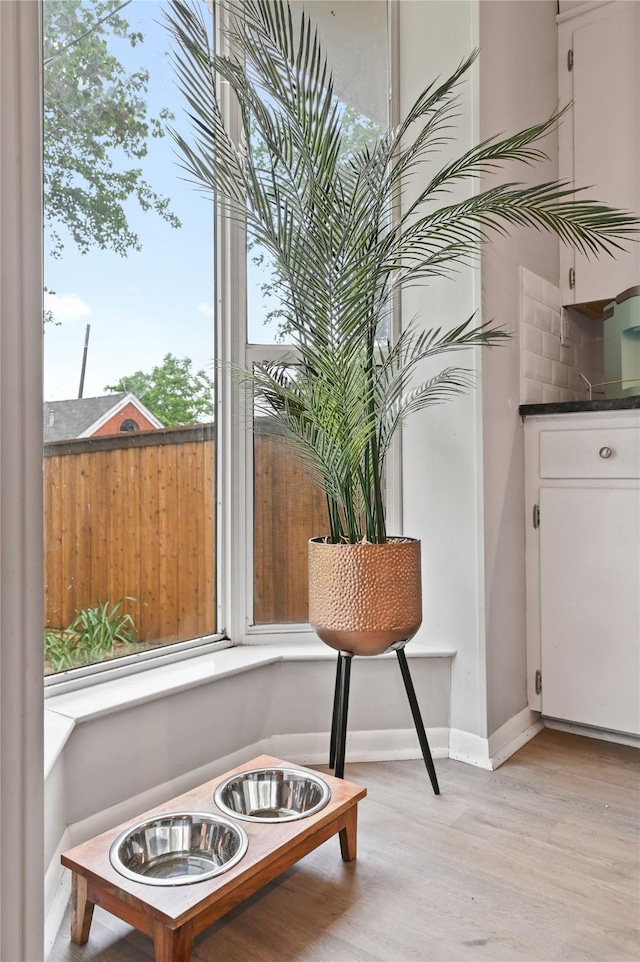 sitting room with light hardwood / wood-style floors