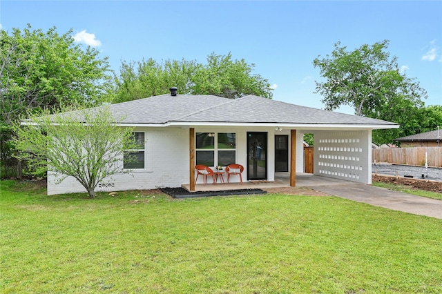 ranch-style house featuring a front lawn and a carport