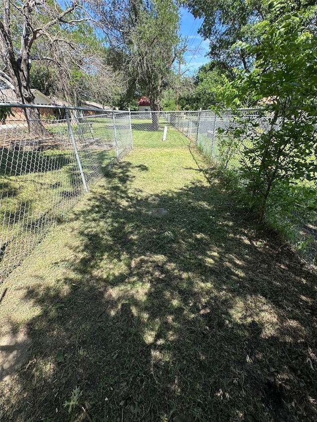 1911 College St, Gainesville, TX 76240 - view of yard