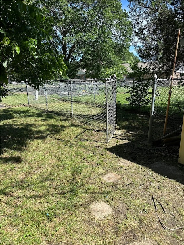 1911 College St, Gainesville, TX 76240 - view of yard