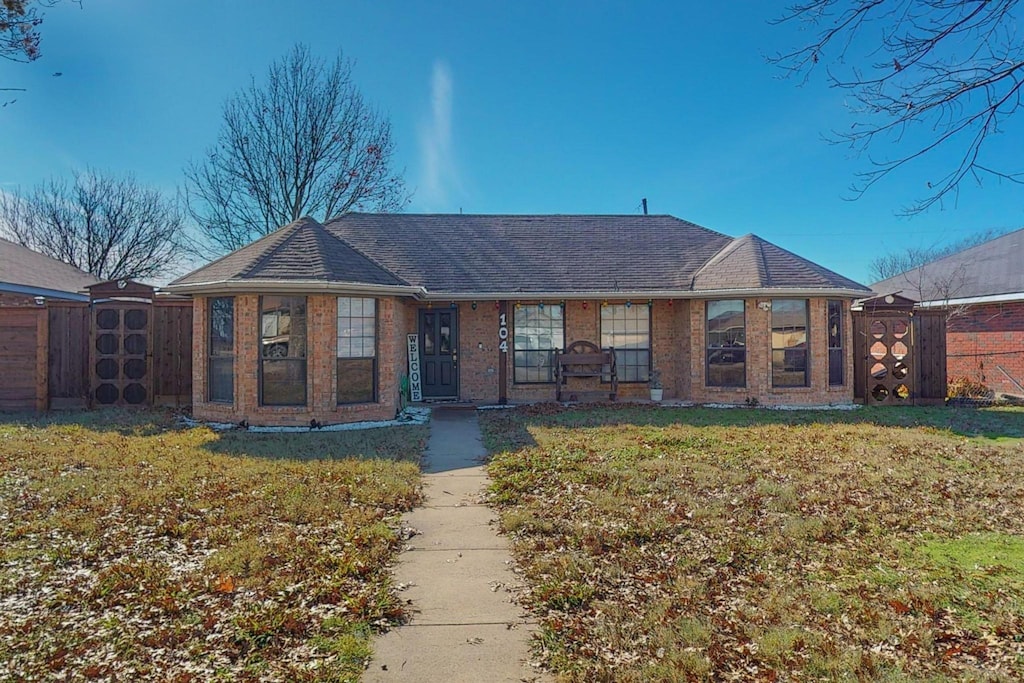 single story home with a front yard