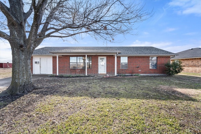 single story home with a front lawn