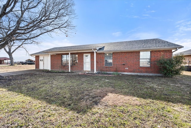 ranch-style home featuring a front lawn