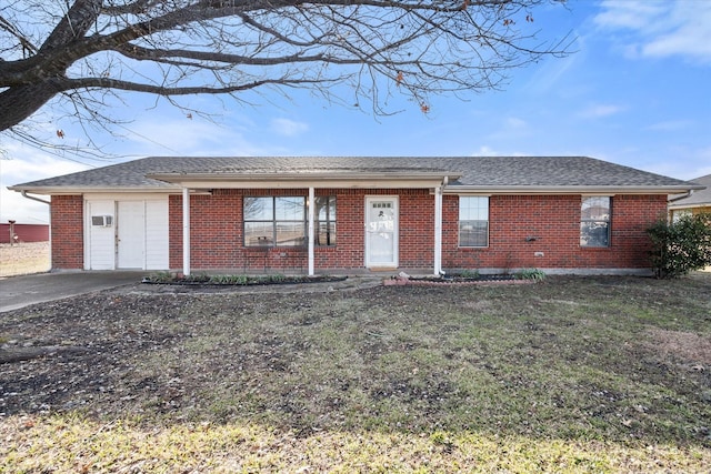 ranch-style house featuring a front lawn