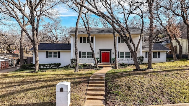 view of front of property featuring a front lawn