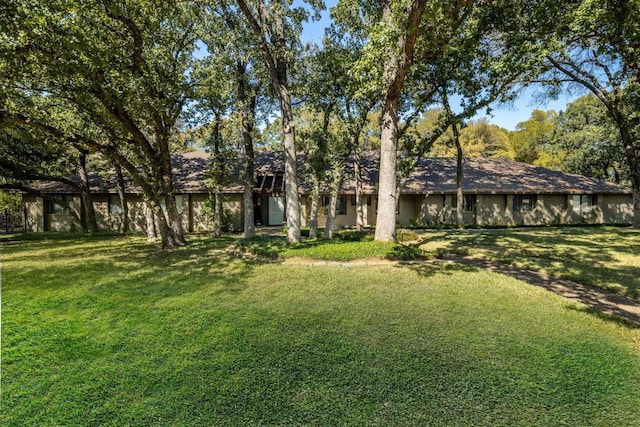 view of front of property featuring a front lawn