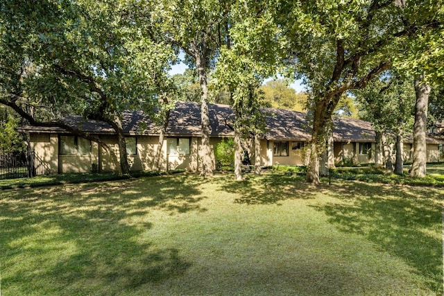 ranch-style home featuring a front yard