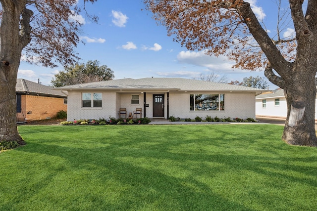 ranch-style home featuring a front lawn