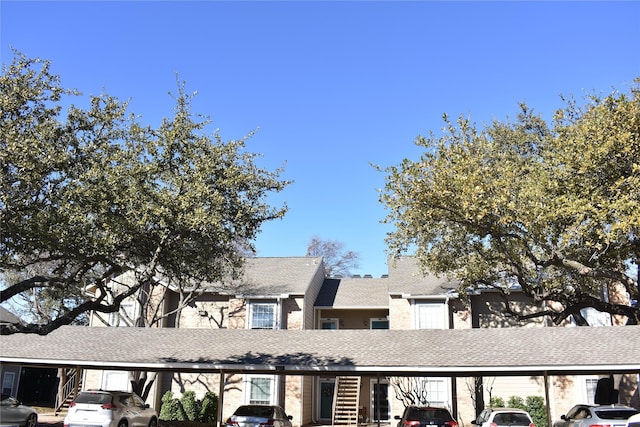 view of front facade featuring a carport