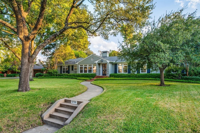 view of front of property featuring a front lawn