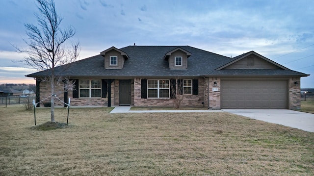 view of front facade featuring a garage and a yard