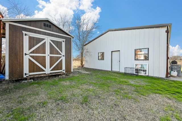 view of outdoor structure featuring a yard