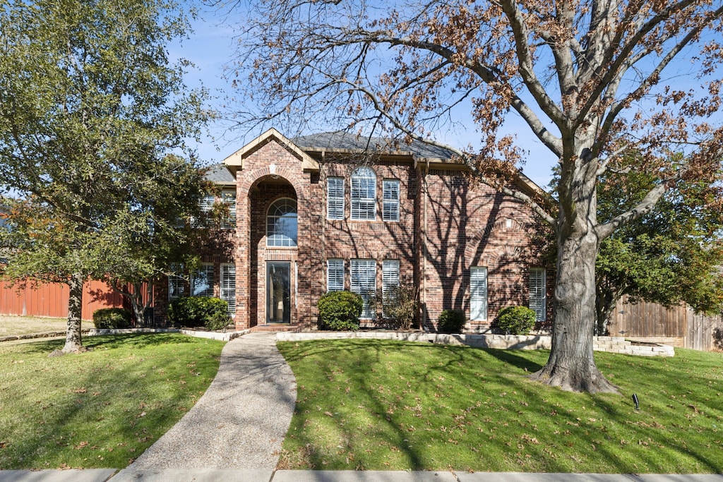 view of front of house featuring a front lawn