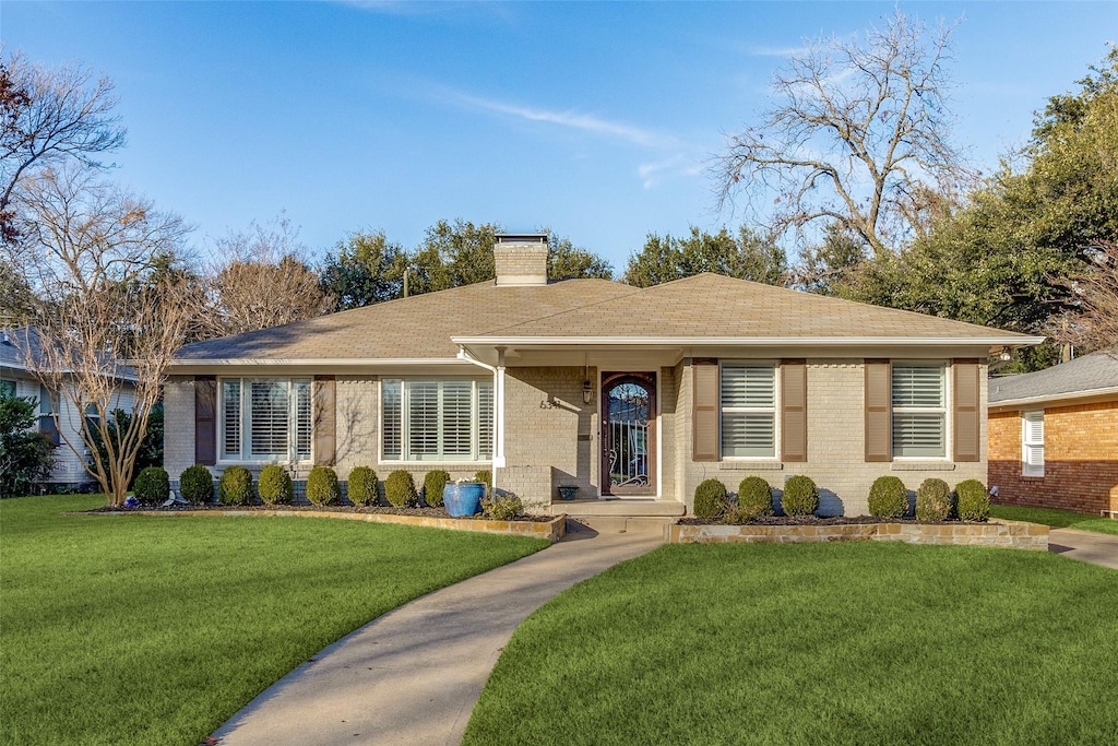 single story home featuring a front yard